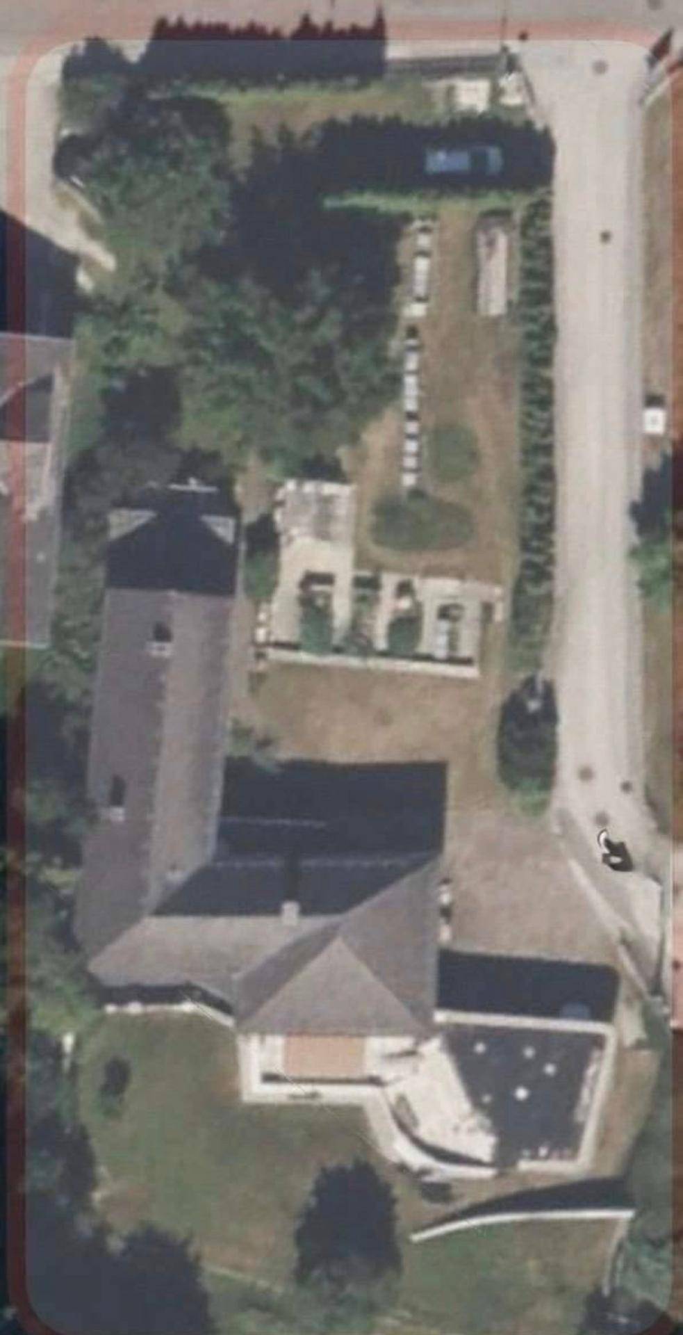 Luftaufnahme des Anwesens mit Haus, Garten, Zufahrt und umliegender Bebauung.