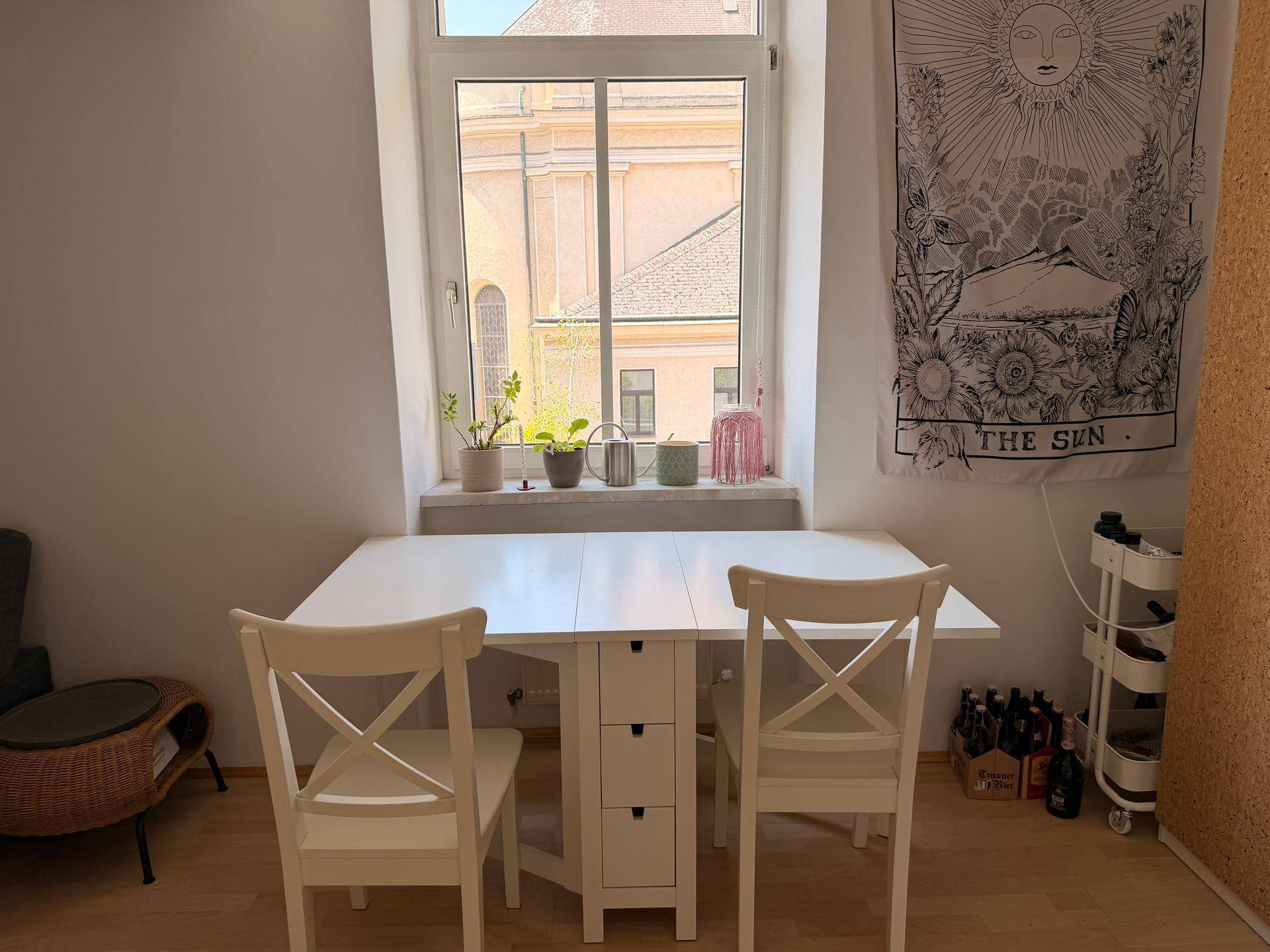 Heller Essbereich mit ausziehbarem Tisch und Stühlen am Fenster mit Ausblick.