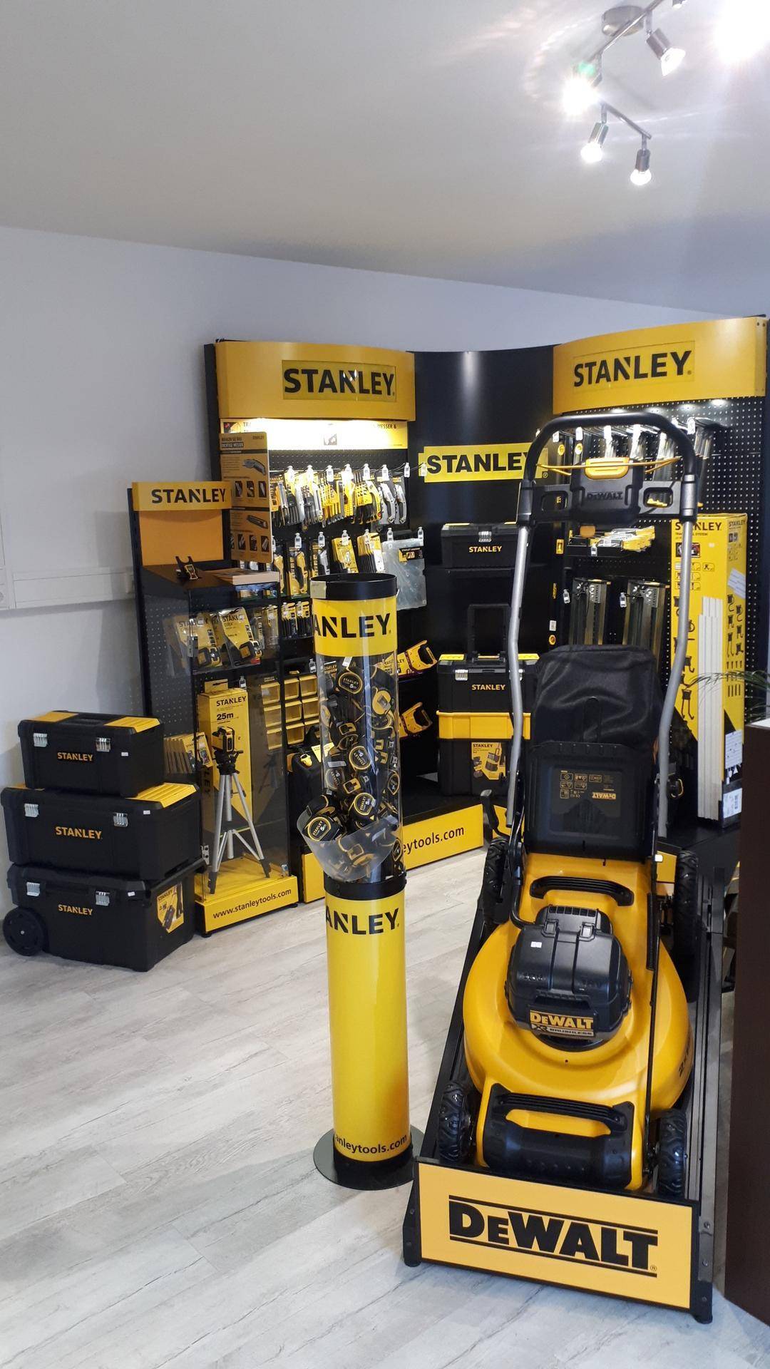 Heller Ausstellungsraum mit einer Vielzahl von Werkzeugen und Geräten, präsentiert auf Regalen und Ständern.