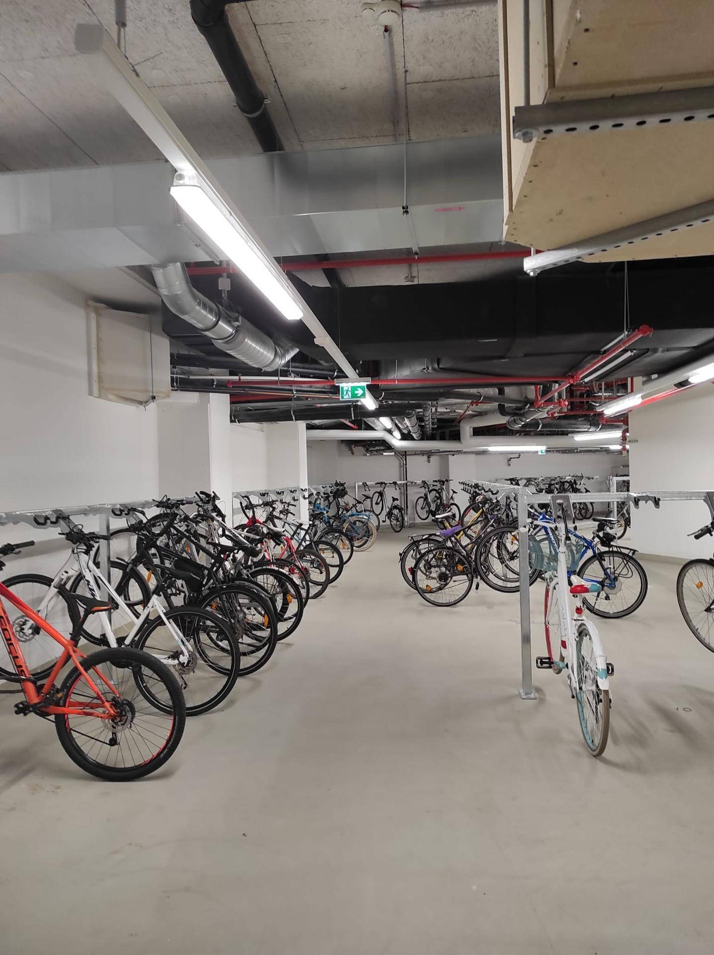 Geräumiger Fahrradraum im Untergeschoss mit vielen Abstellmöglichkeiten für Fahrräder.