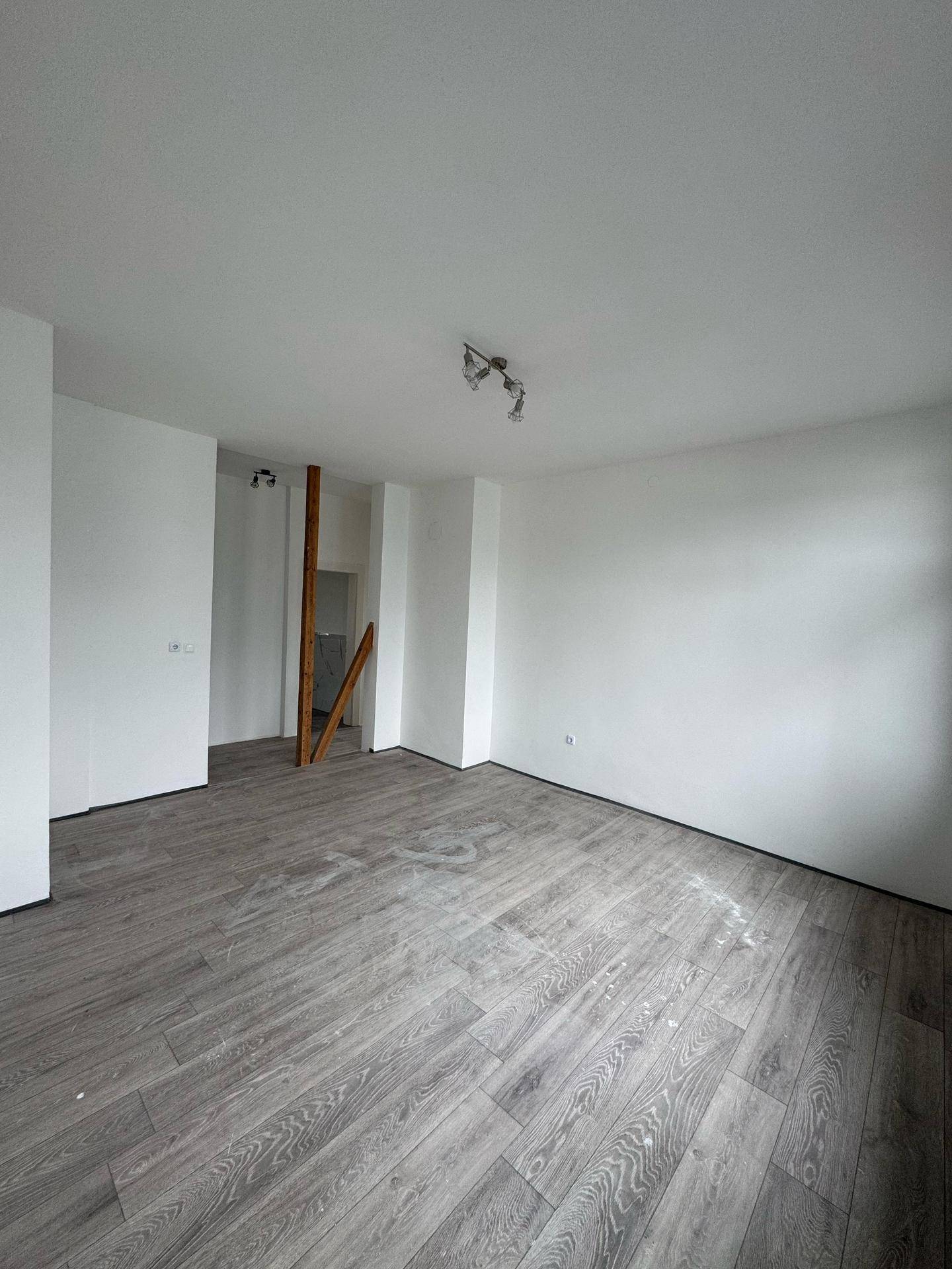 Reneevierungsbedürftiges Ein- Mehrfamilienhaus - Widok 4