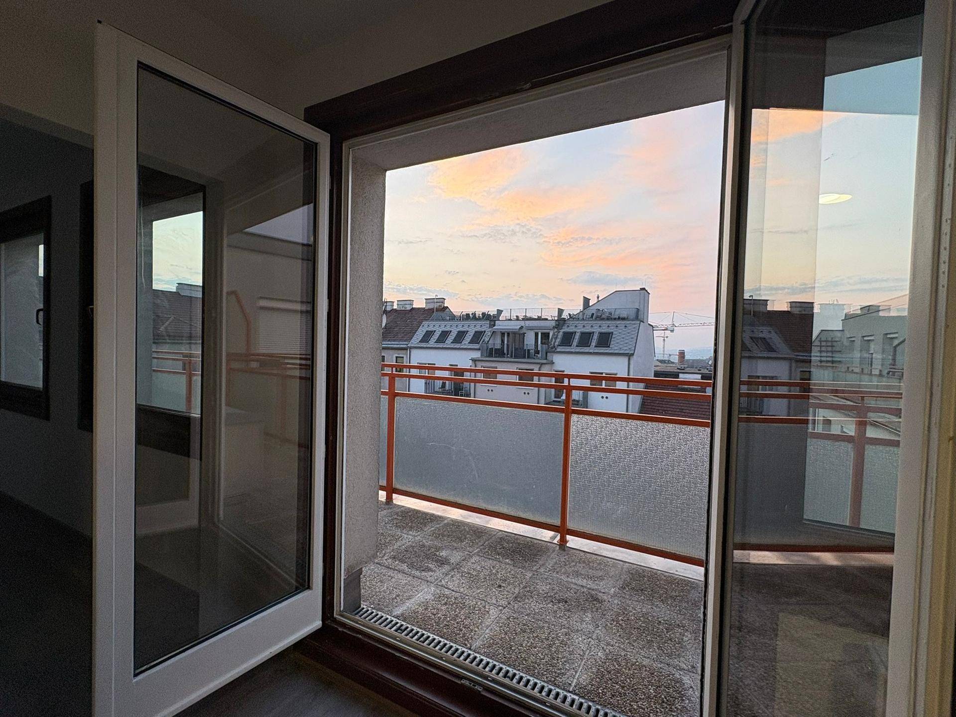 ROOFTOP JUWEL: 130m² DG-Wohnung inkl. einer 30 m² Dachterasse - direkt von JEDEM Zimmer begehbar - Privatverkauf - Preis VHB - Widok 3