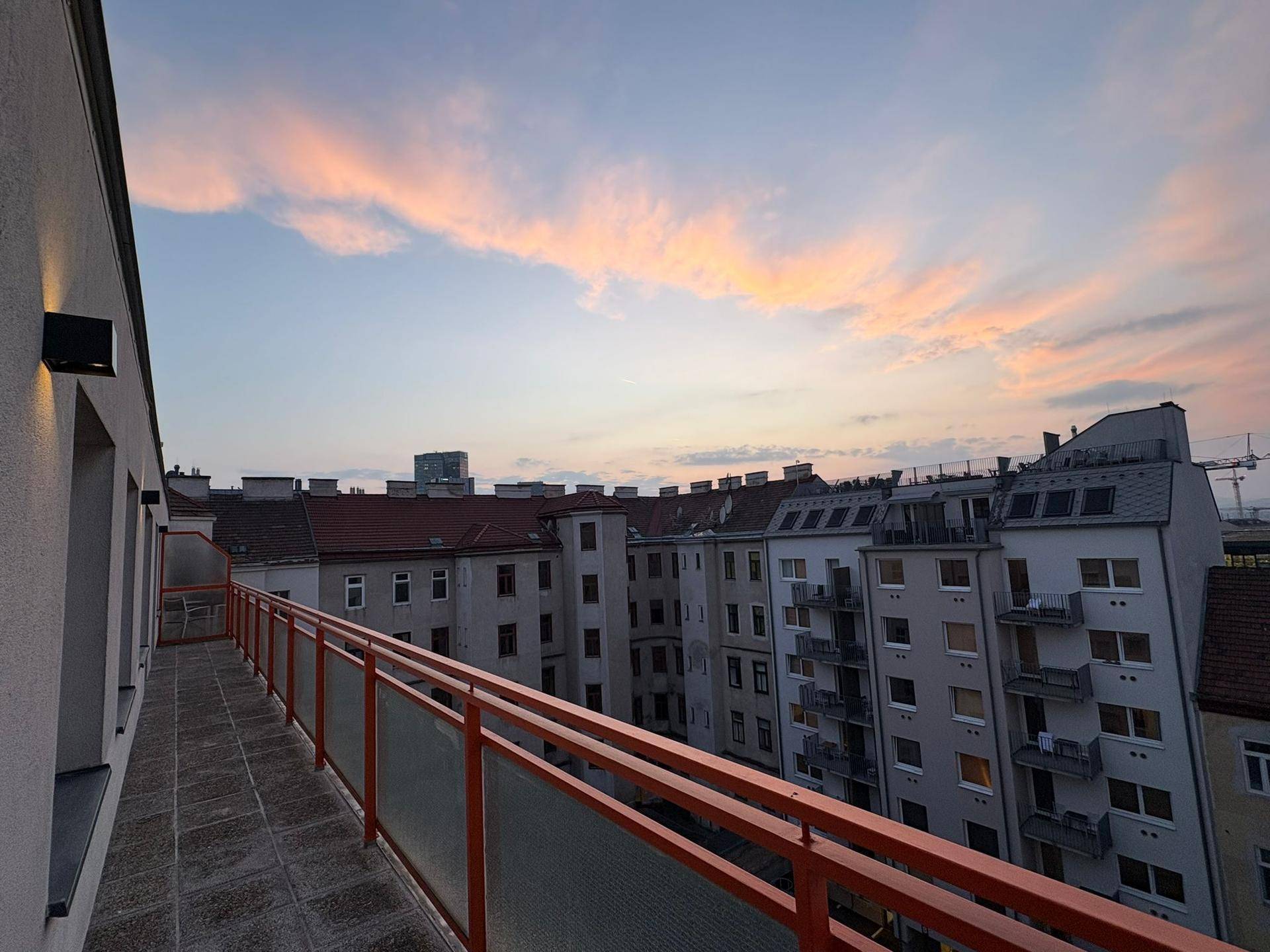 ROOFTOP JUWEL: 130m² DG-Wohnung inkl. einer 30 m² Dachterasse - direkt von JEDEM Zimmer begehbar - Privatverkauf - Preis VHB - Widok 4