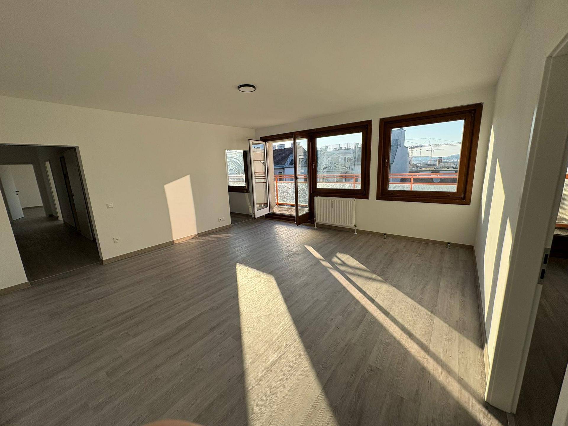 ROOFTOP JUWEL: 130m² DG-Wohnung inkl. einer 30 m² Dachterasse - direkt von JEDEM Zimmer begehbar - Privatverkauf - Preis VHB - Widok 2