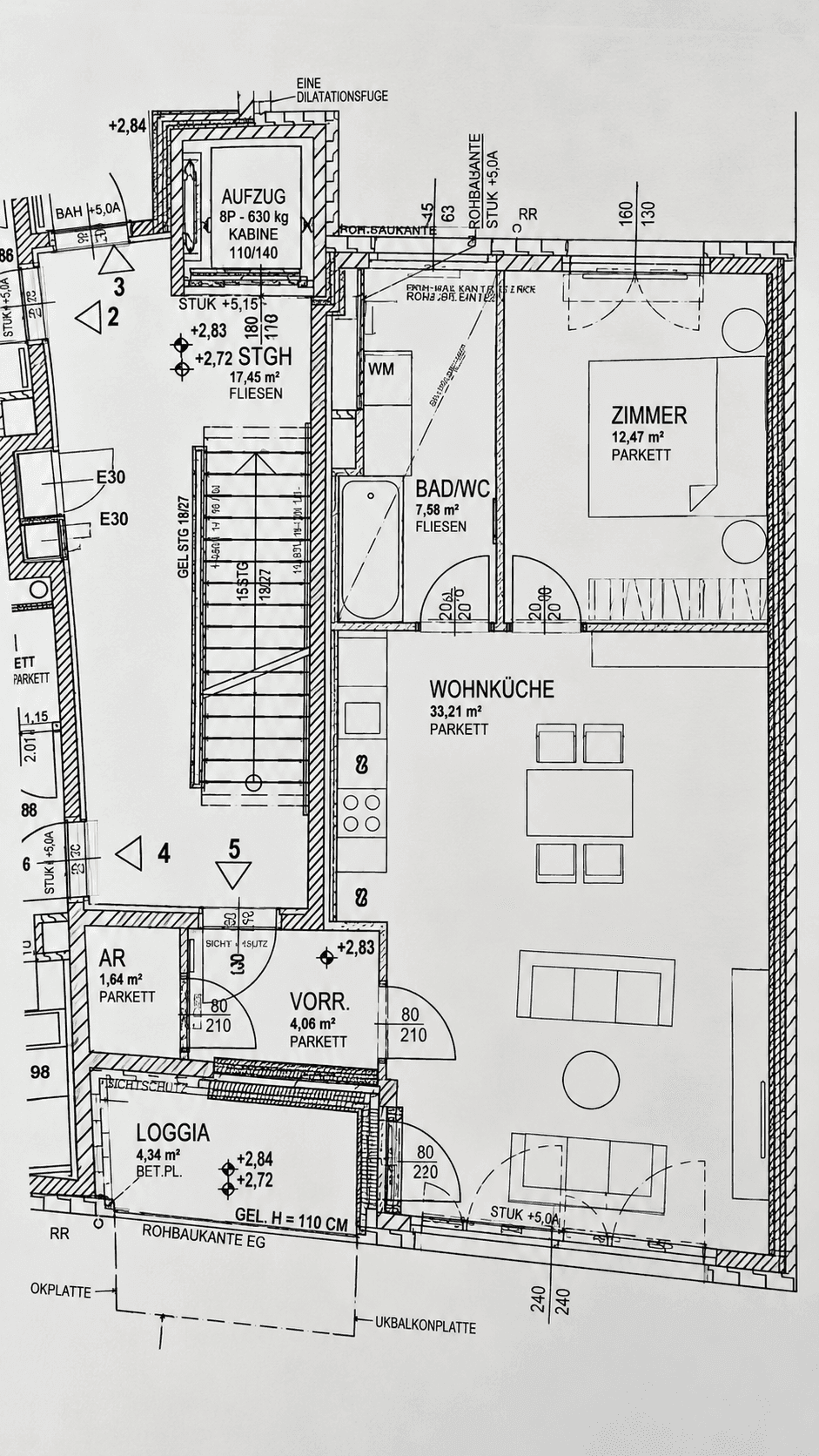Detaillierter Grundriss mit Wohnküche, Schlafzimmer, Bad und Loggia, inklusive Aufzug.