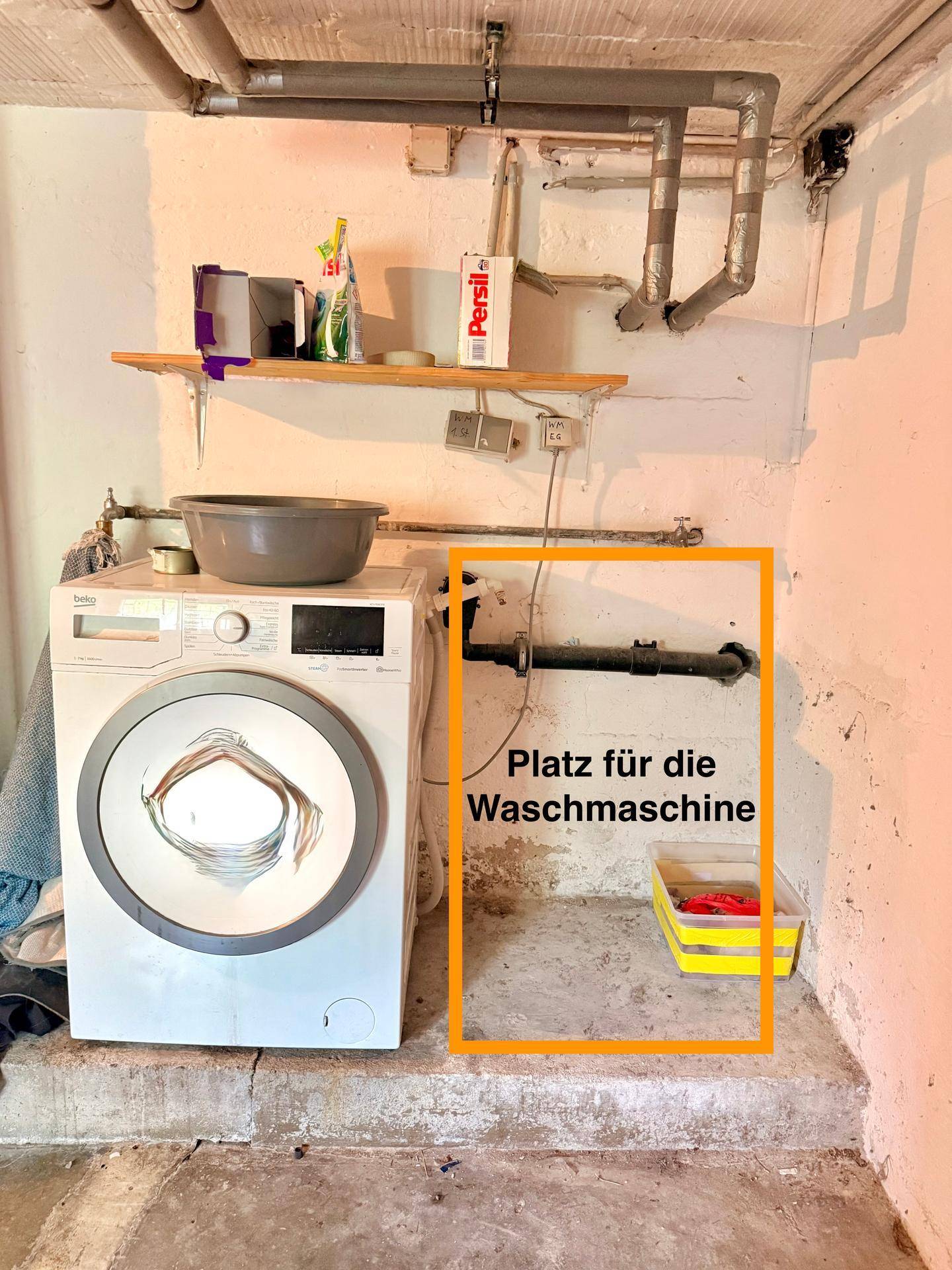 Waschküche im Keller mit Waschmaschine und ausreichend Platz für weitere Geräte.