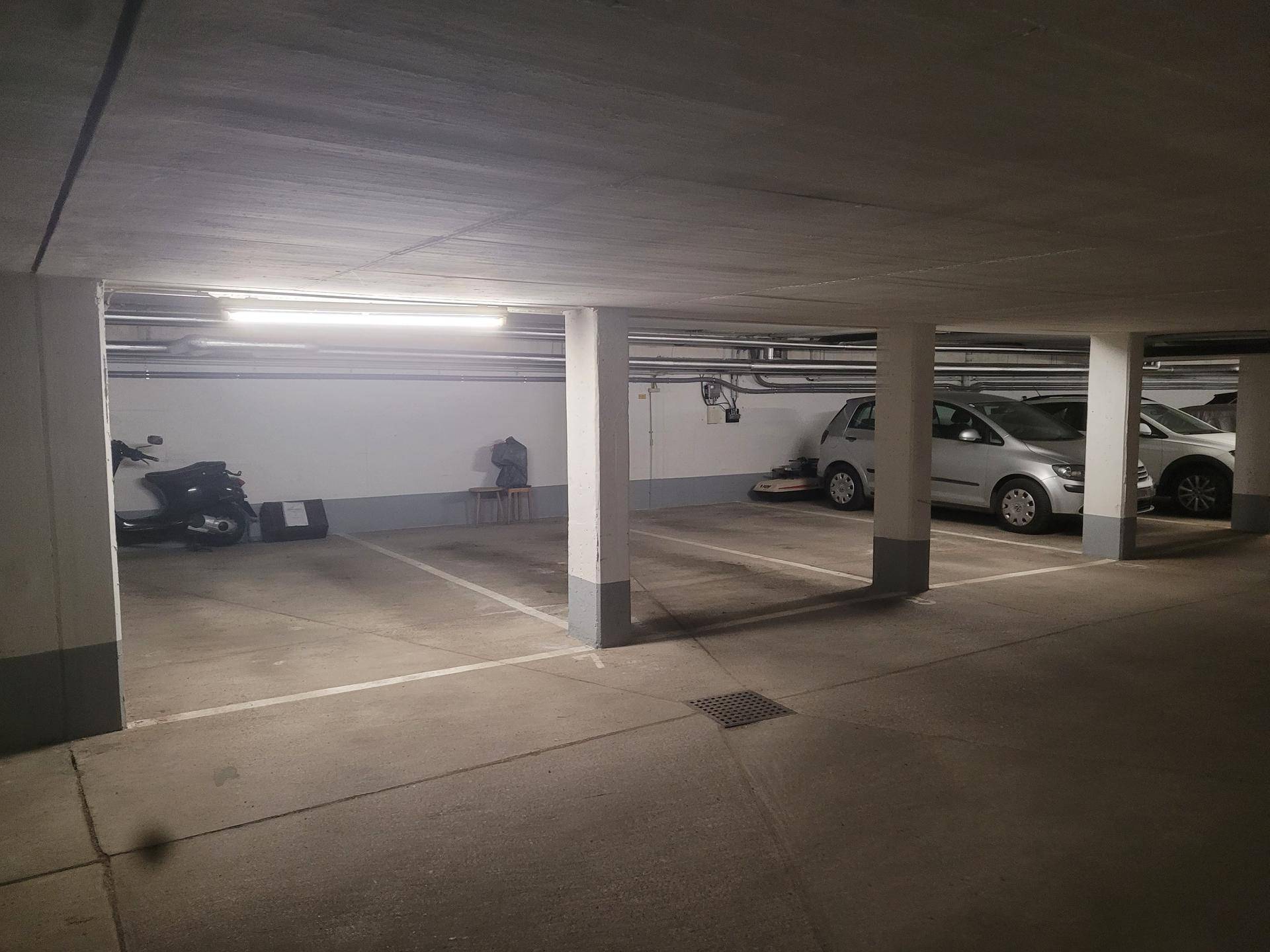 Geräumige Tiefgarage mit freien Stellplätzen und solider Betonbauweise.