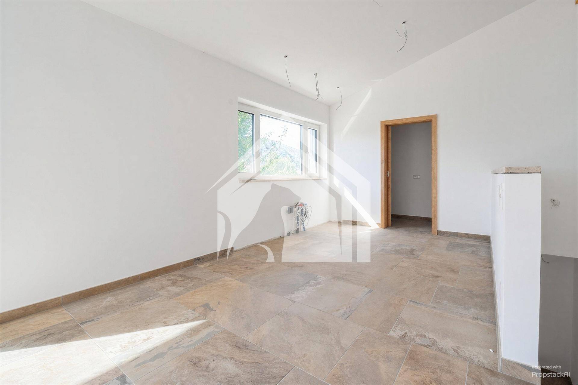 Heller Raum mit Fenster und Fliesenboden, bietet viel Tageslicht und flexible Nutzungsmöglichkeiten.
