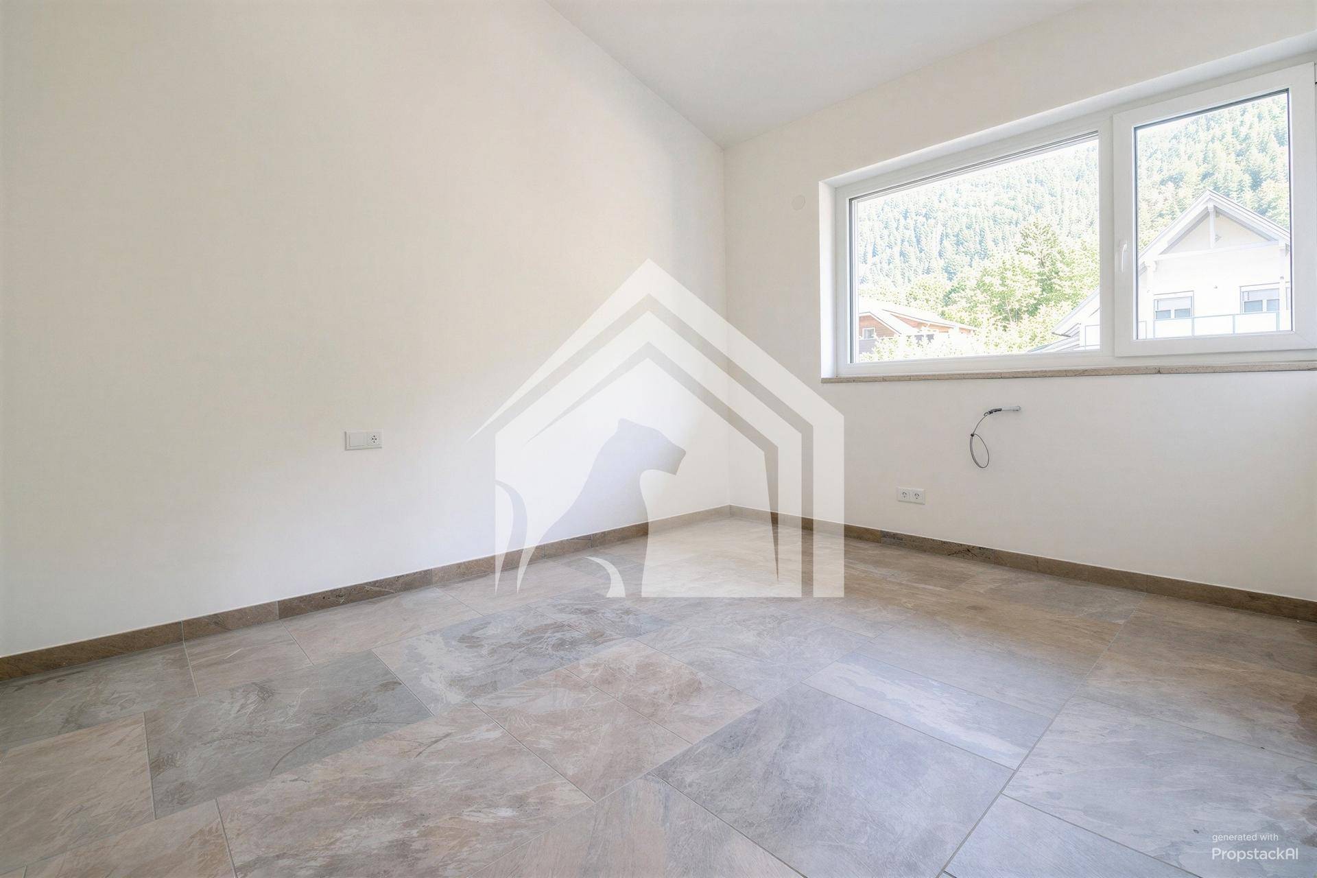 Helles Zimmer mit Fliesenboden, Fenster und Blick auf die umliegende Landschaft.