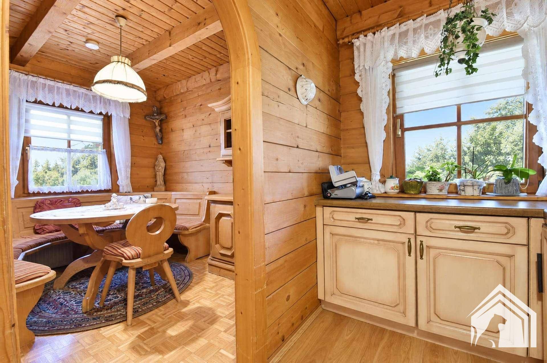 Gemütliche Küche mit angrenzender Essecke, Holzelementen und viel Tageslicht.