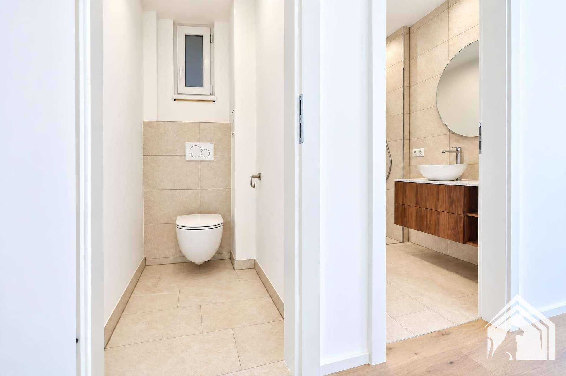 Badezimmer und separates WC