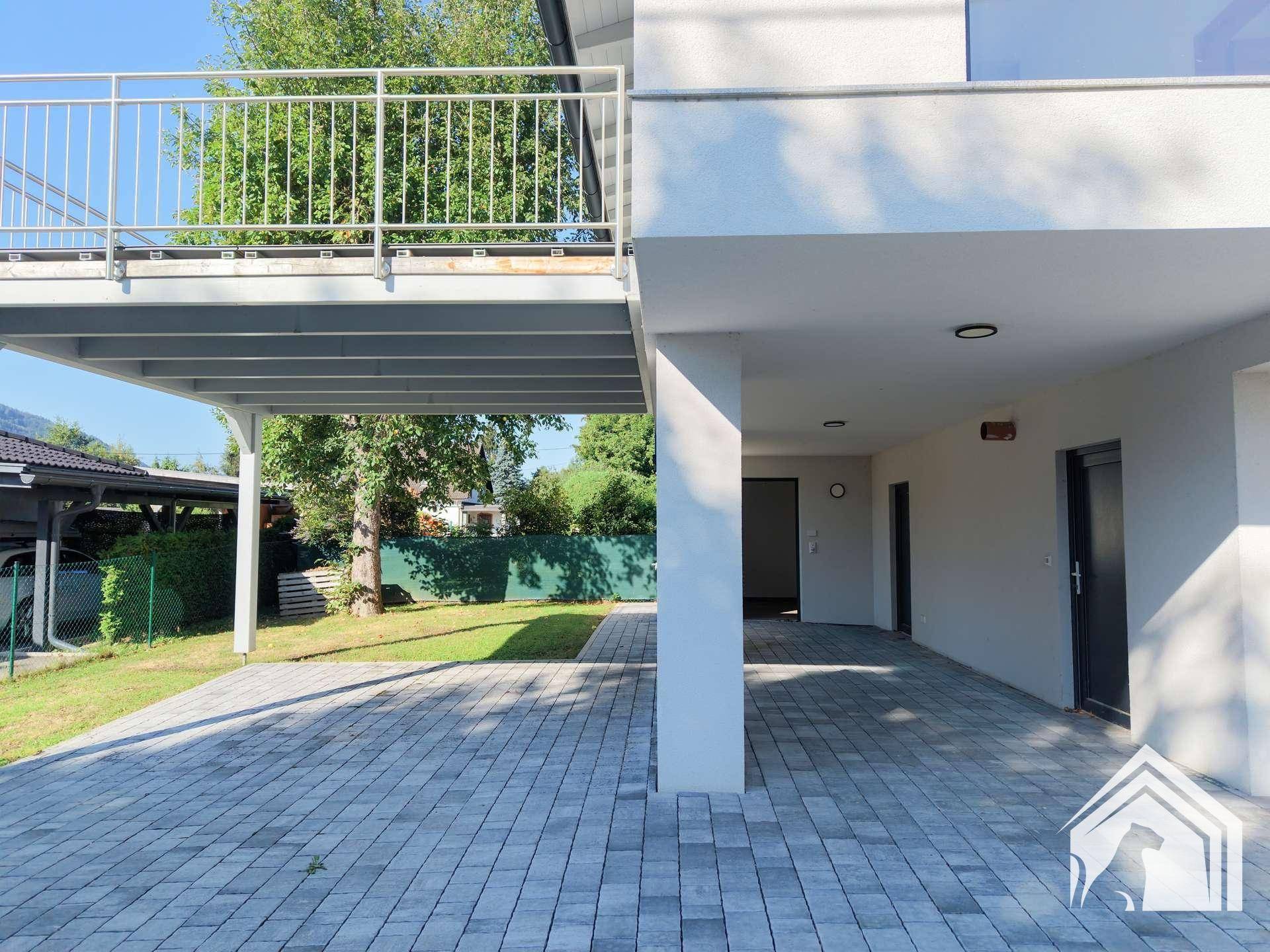 Terrasse + Parkplatz + Eingang