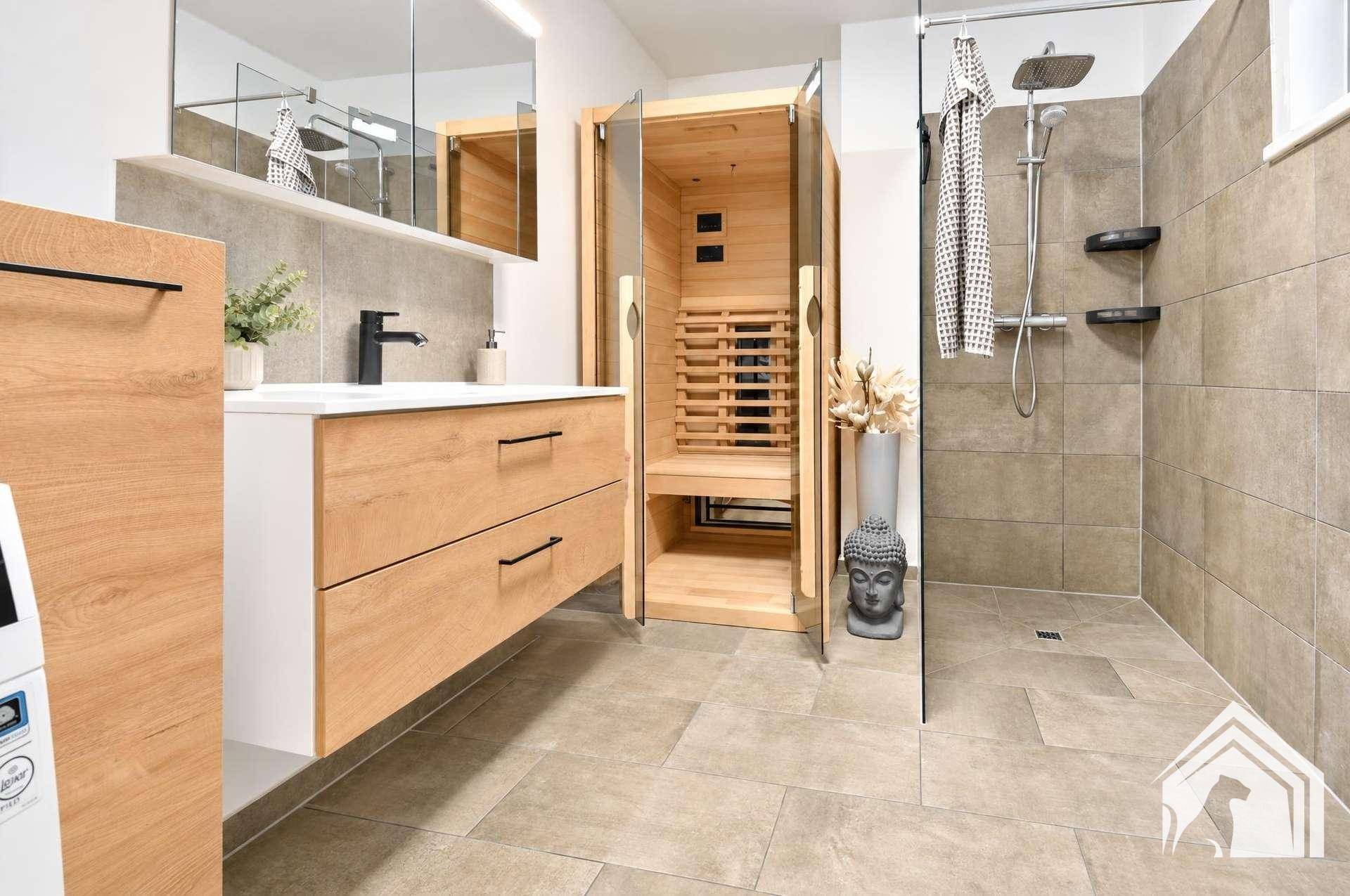 Badezimmer mit Infrarotkabine