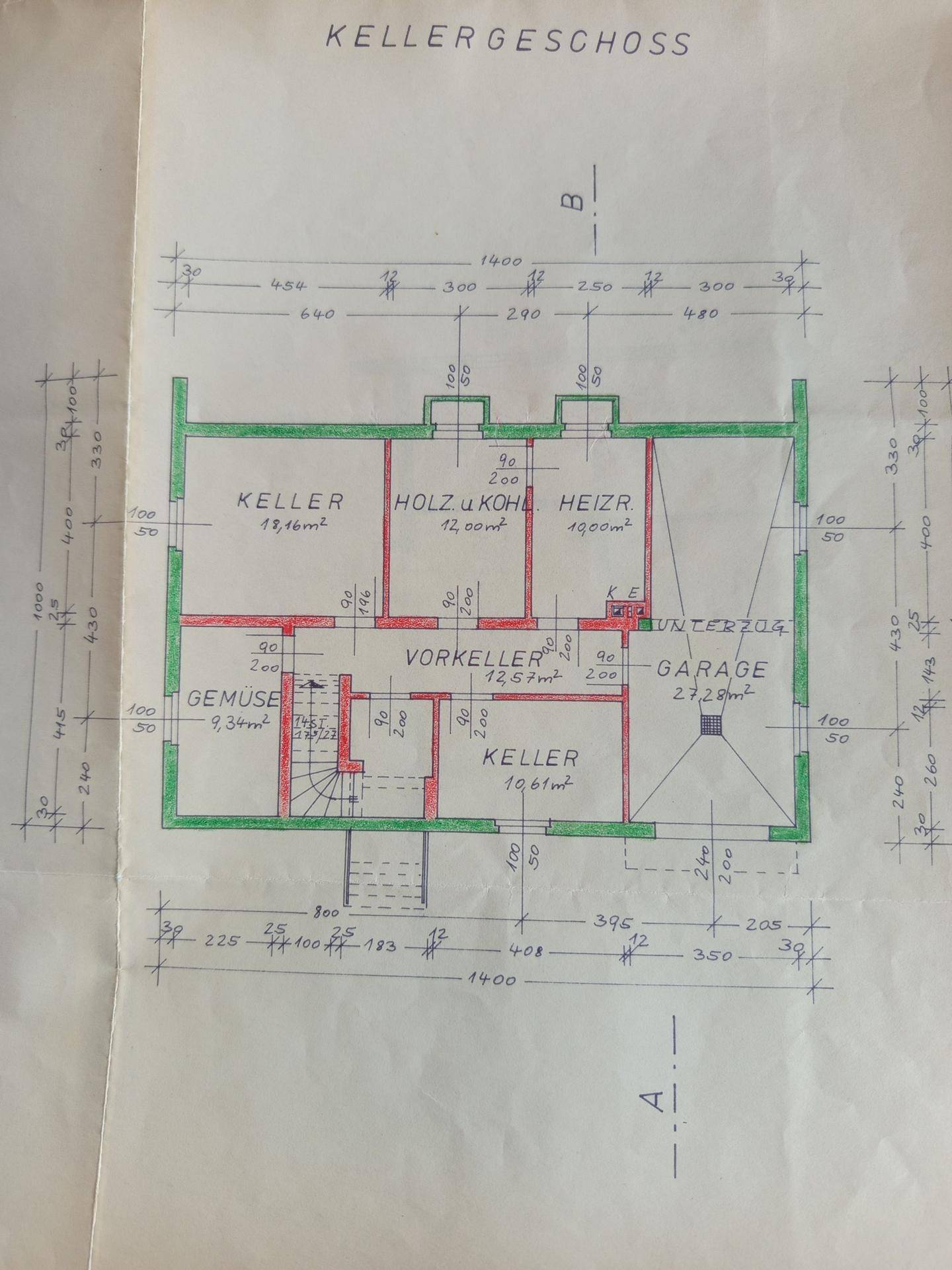 Grundriss des Kellergeschosses mit verschiedenen Kellerräumen und Garage.