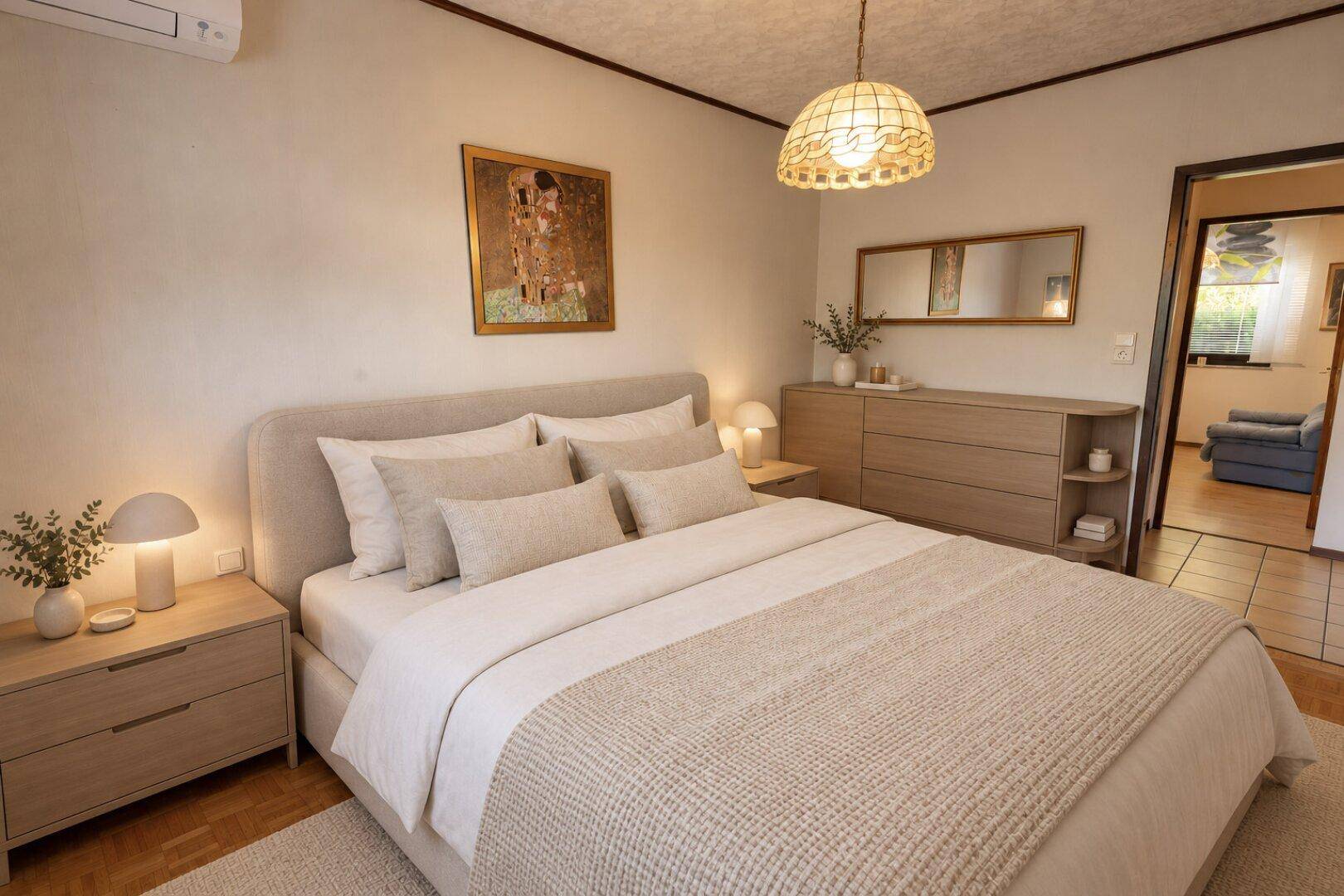 Gemütliches Schlafzimmer mit Doppelbett, modernen Möbeln und Klimaanlage für Komfort.