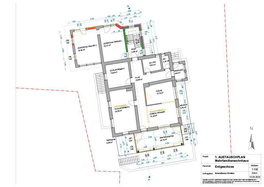 Grundriss des Erdgeschosses mit zwei Aufenthaltsräumen, Schlafzimmern, Küche und einem Wintergarten.