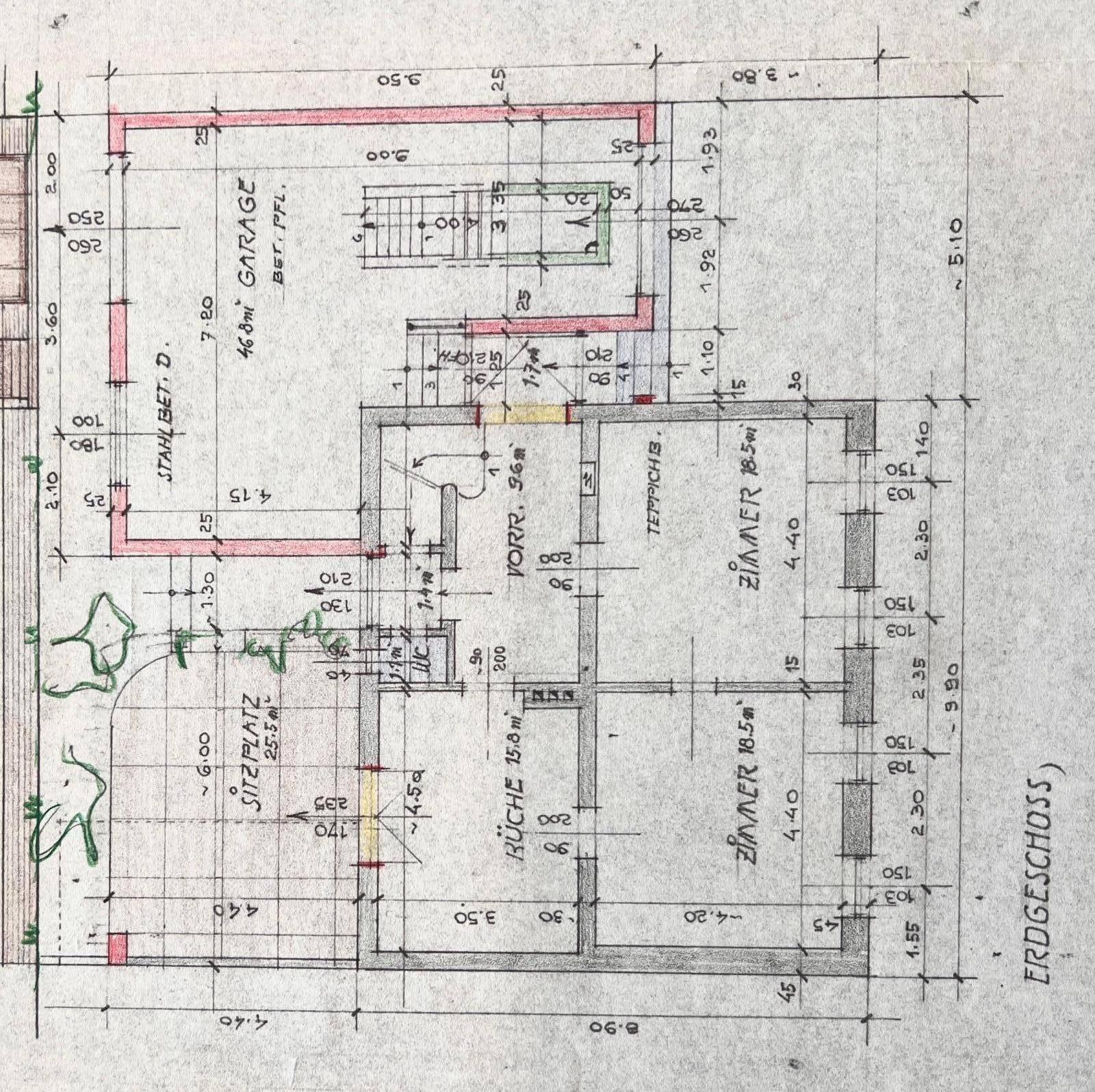 Grundriss des Erdgeschosses mit Garage, zwei Zimmern, Küche und Sitzplatz im Freien.