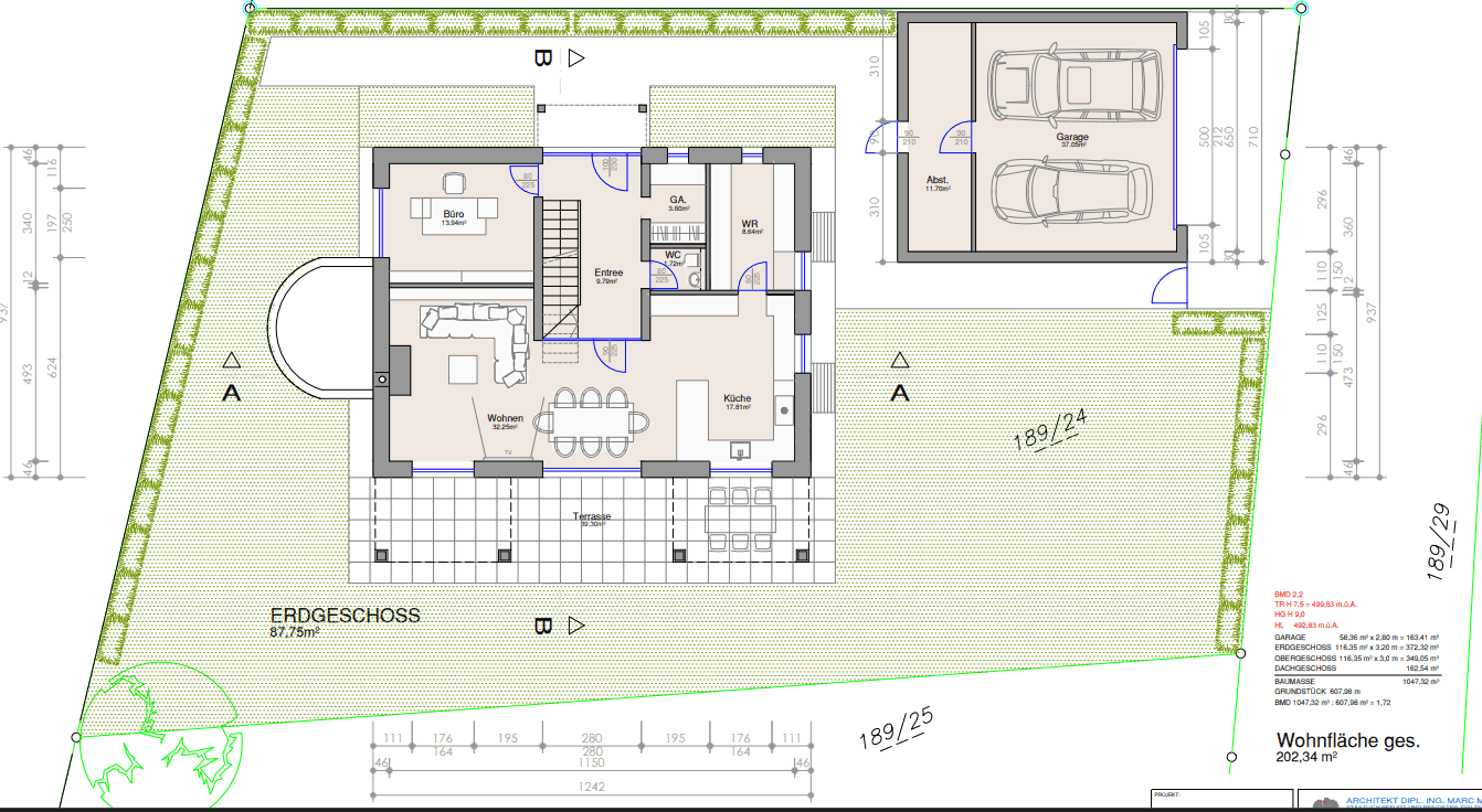 Detaillierter Grundriss des Erdgeschosses mit Wohnbereich, Küche, Terrasse und Doppelgarage.