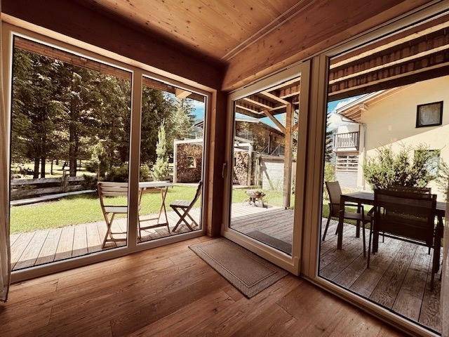 Heller Wohnbereich mit großen Schiebetüren, die zum Garten und zur Terrasse führen.