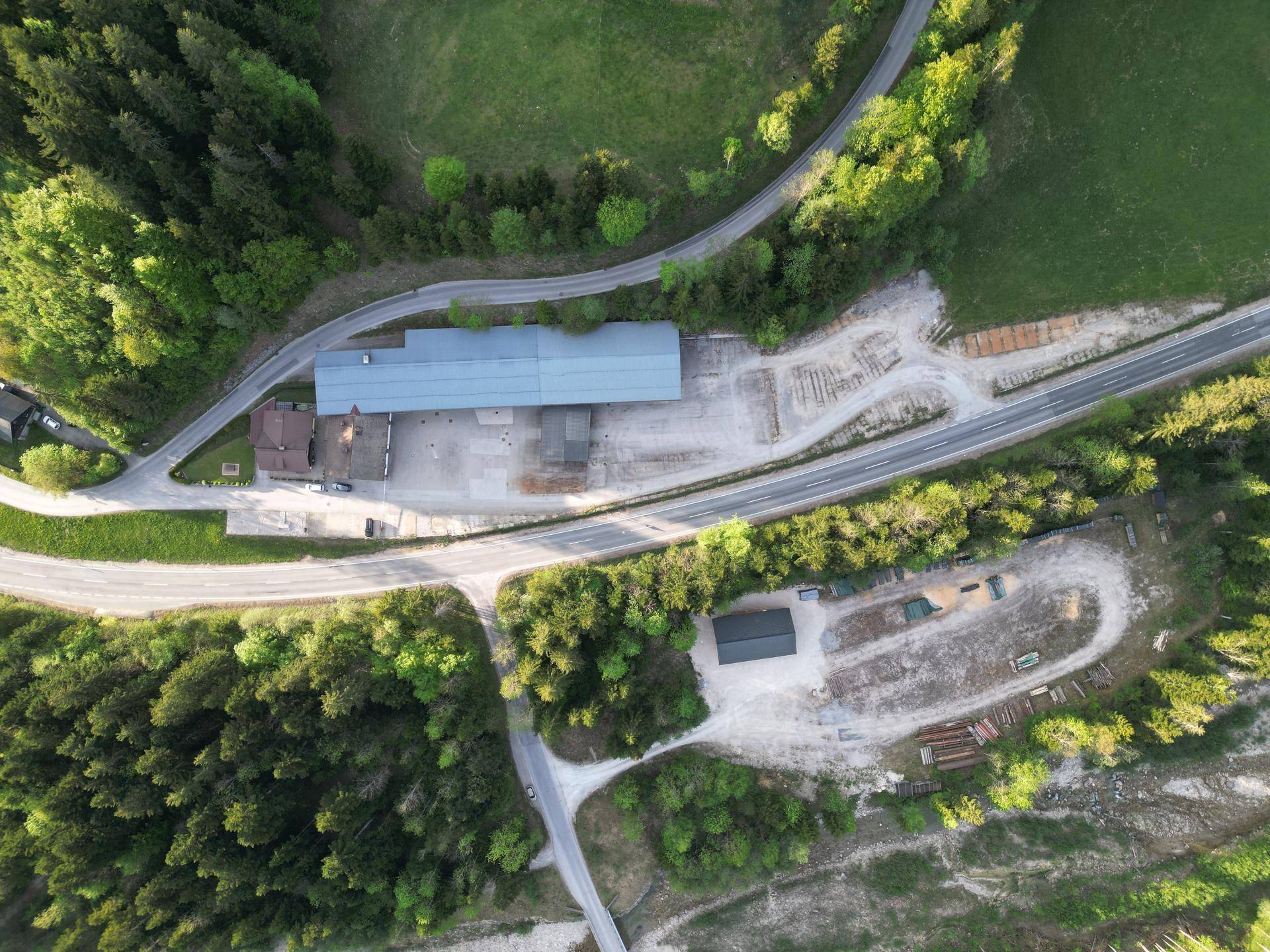 Vogelperspektive des Anwesens mit umliegenden Straßen, Wäldern und Freiflächen in ländlicher Umgebung.