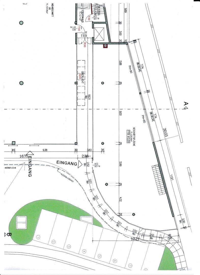 Detaillierter Grundriss des Erdgeschosses mit Eingangsbereich und Parkplätzen.