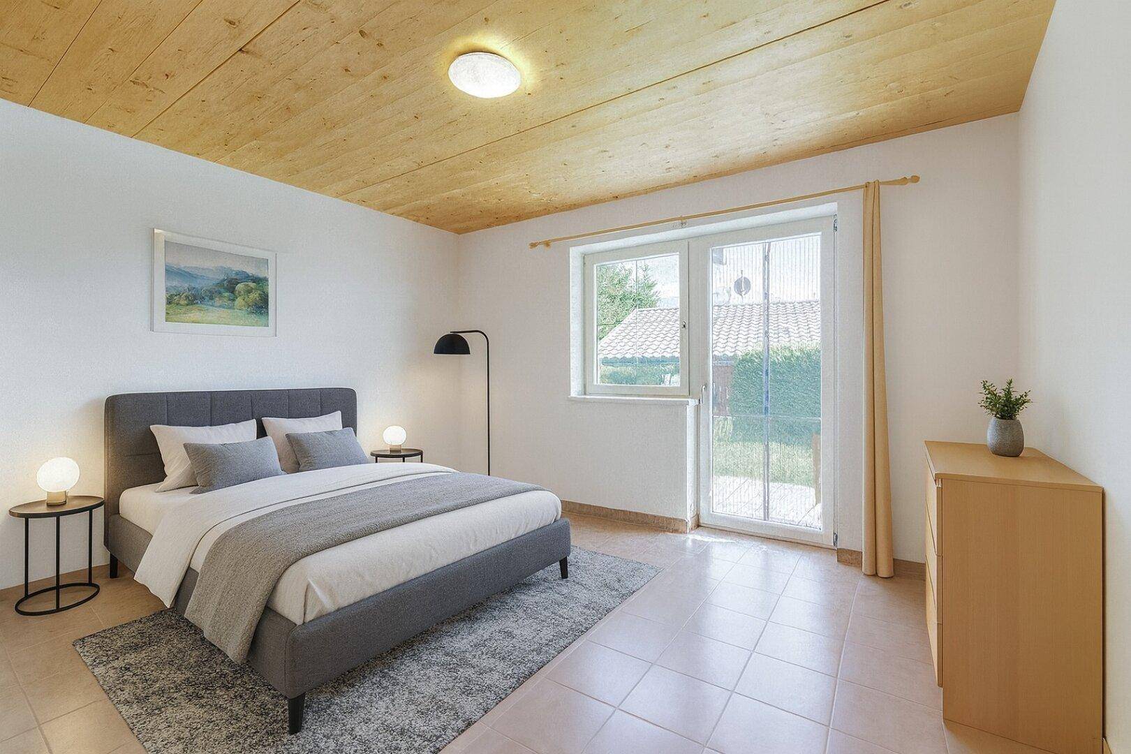 Gemütliches Schlafzimmer mit Holzbalkendecke, Fliesenboden und Zugang zum Außenbereich.