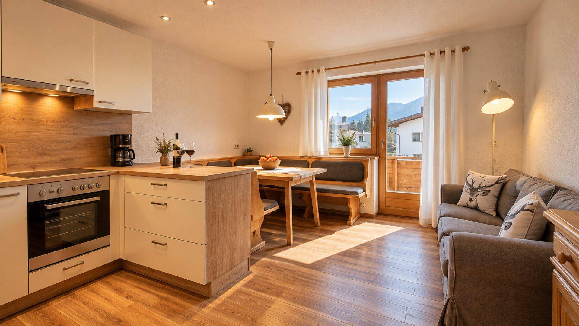 Helle Wohnküche mit moderner Einrichtung, Essbereich und Sofa, mit Zugang zum Balkon.