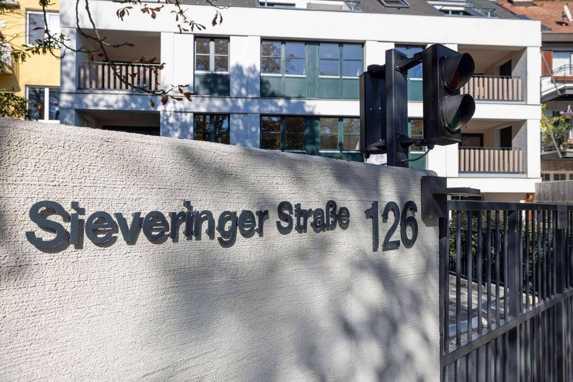 Straßenschild mit der Adresse "Sieveringer Straße 126" vor dem Gebäude.