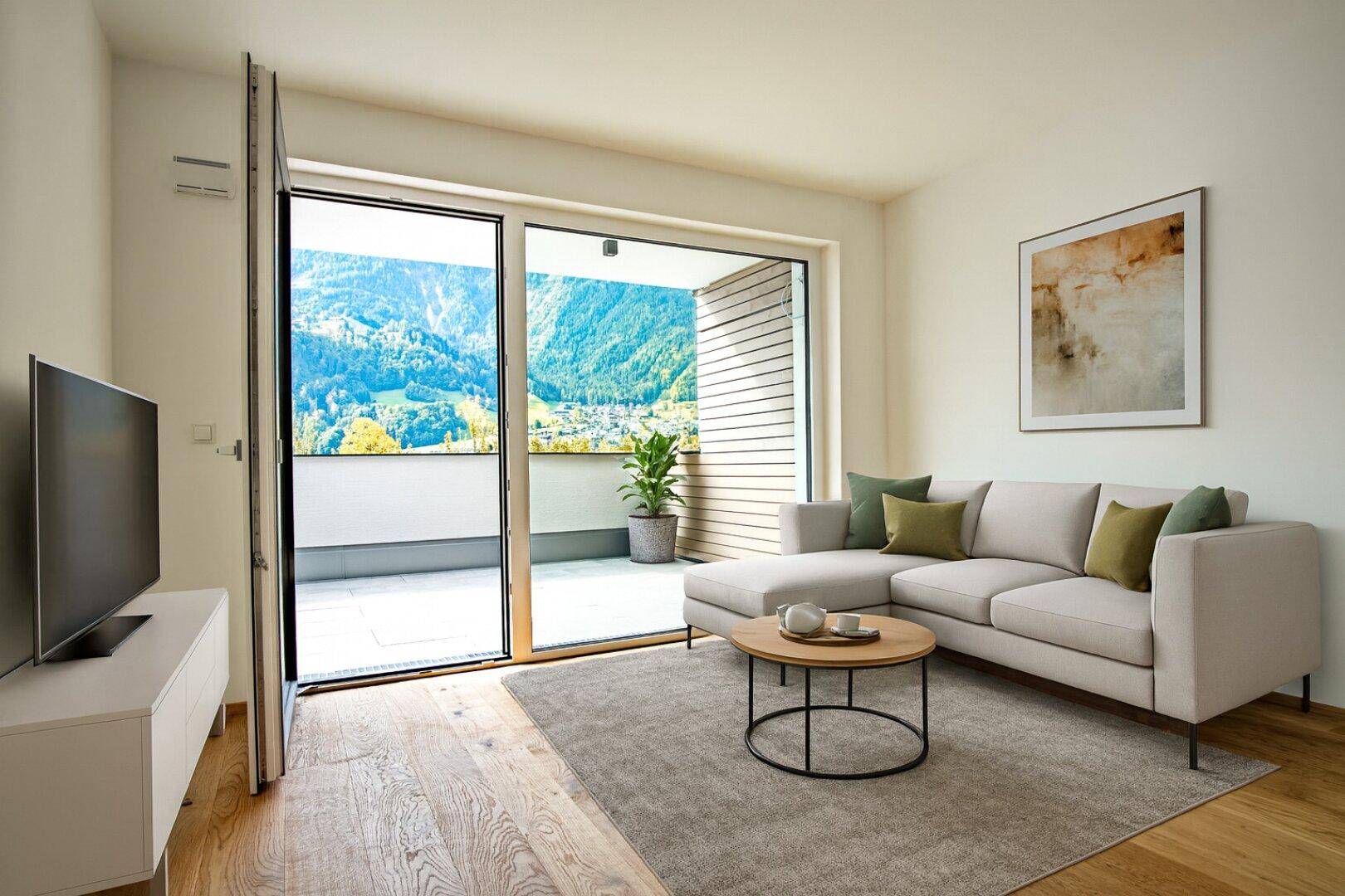 Helles Wohnzimmer mit Zugang zur Terrasse, bequemer Couch und weitem Blick auf die Berge.