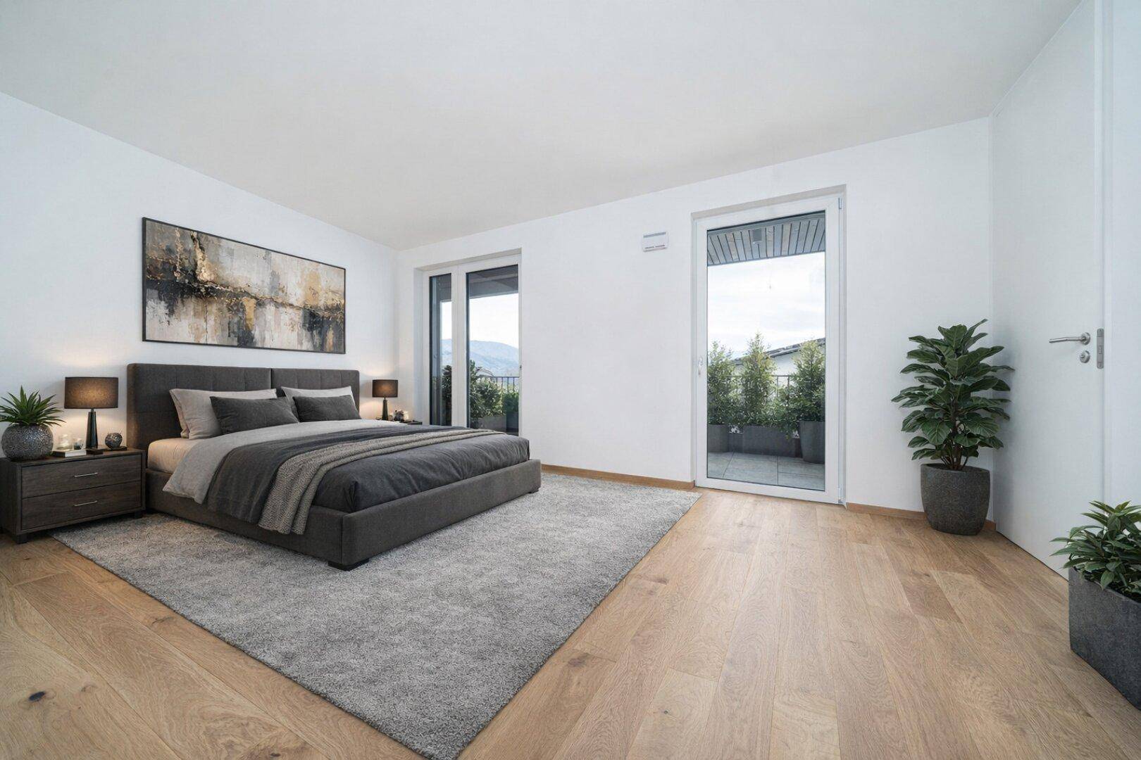 Geräumiges Schlafzimmer mit Doppelbett, Nachttischen und Zugang zu einem Balkon mit Aussicht.