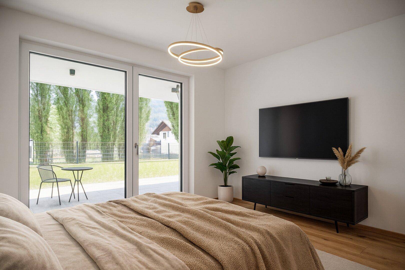 Schlafzimmer mit Zugang zur Terrasse, Holzboden und modernem TV-Möbel.