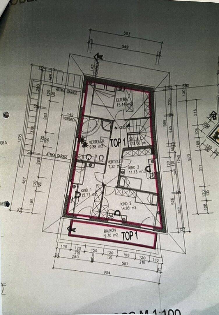 Grundriss des Obergeschosses mit drei Schlafzimmern, einem Badezimmer und Balkon.