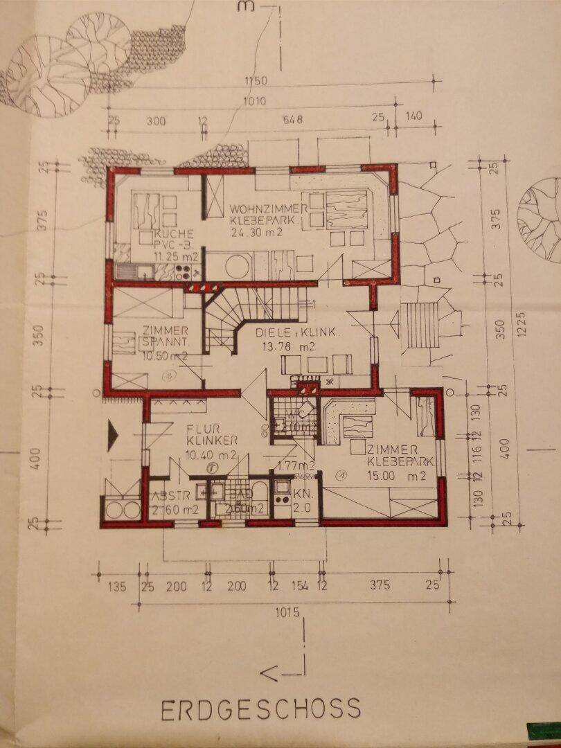 Grundriss des Erdgeschosses mit Wohnzimmer, Küche und weiteren Zimmern.