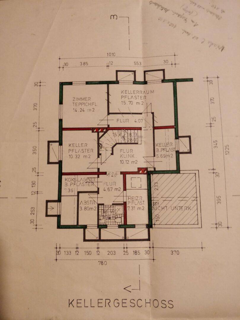 Grundriss des Kellergeschosses mit verschiedenen Räumen und Abstellflächen.