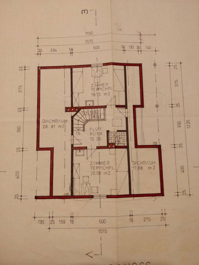 Grundriss des Obergeschosses mit Schlafzimmern und Dachräumen.