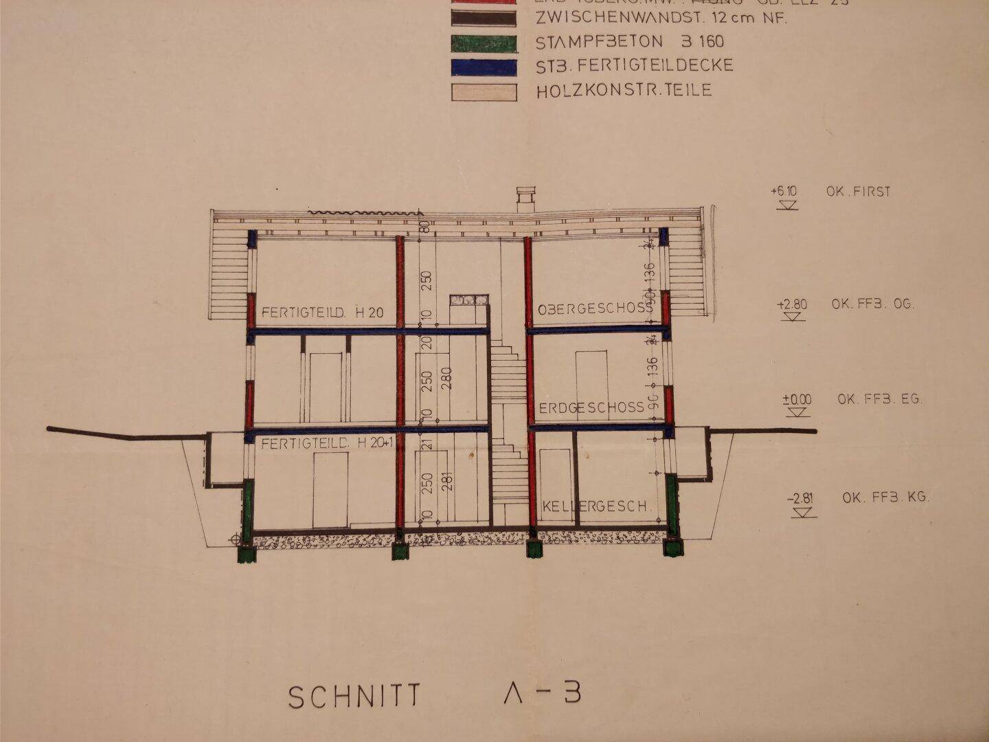 Architektonischer Schnitt A-3 zeigt die vertikale Struktur des Gebäudes über mehrere Etagen.