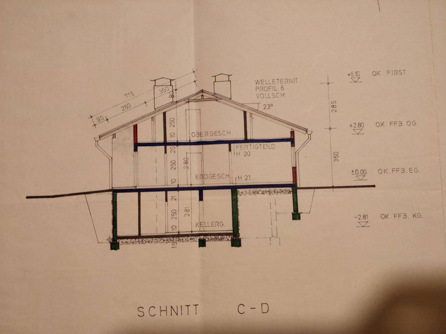 Architektonischer Schnitt C-D zeigt die Dachkonstruktion und die Geschosseinteilung.