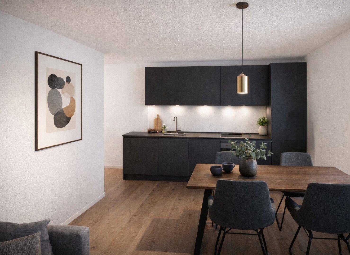 Moderne offene Küche mit schwarzen Schränken, Holzboden und integriertem Essbereich.