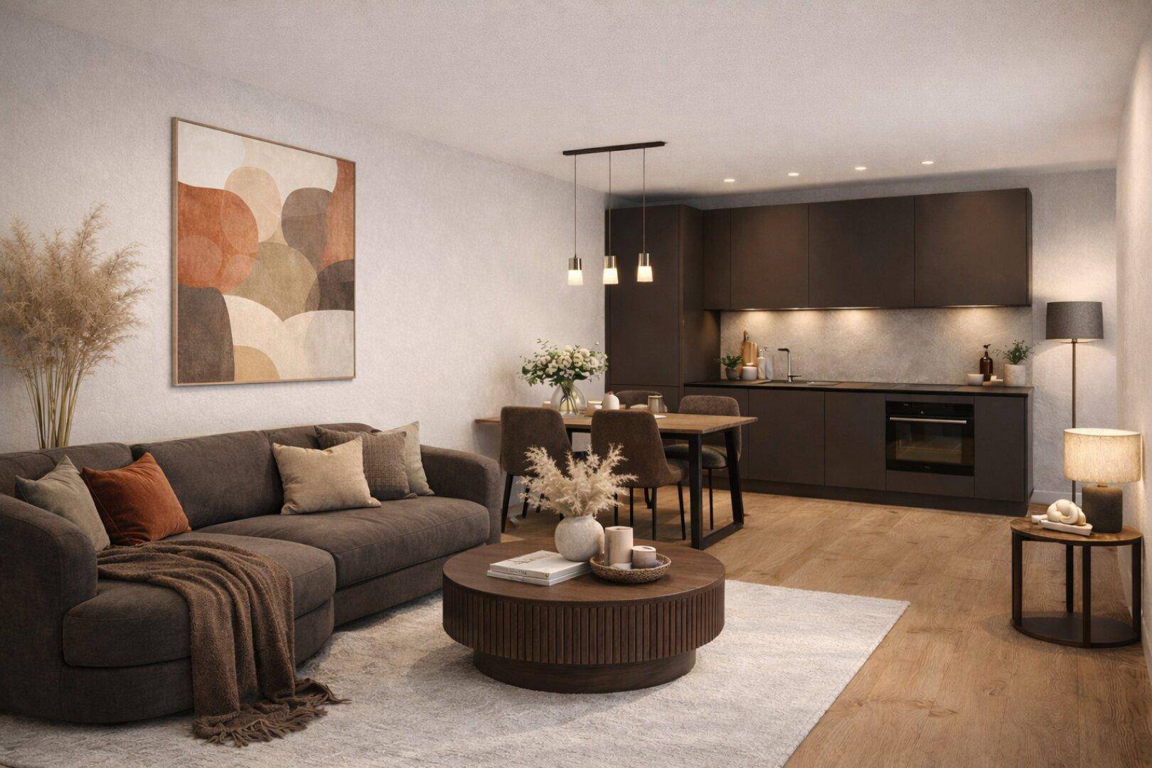 Moderner offener Wohn-Essbereich mit dunkler Küche, Holzboden und gemütlichem Sofa.