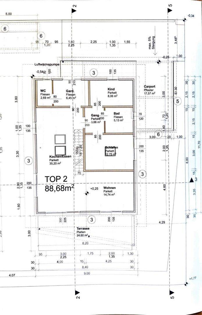 Detaillierter Grundriss des Erdgeschosses mit Wohn-Essbereich, Schlafzimmer und Terrasse.