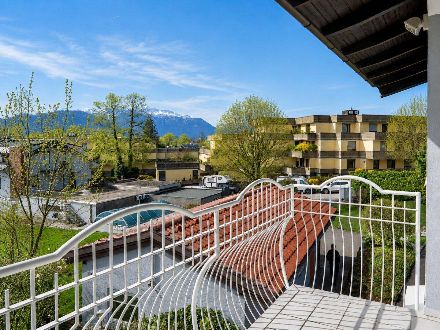 Balkon mit weitem Blick über die Nachbarschaft und die umliegende Berglandschaft.