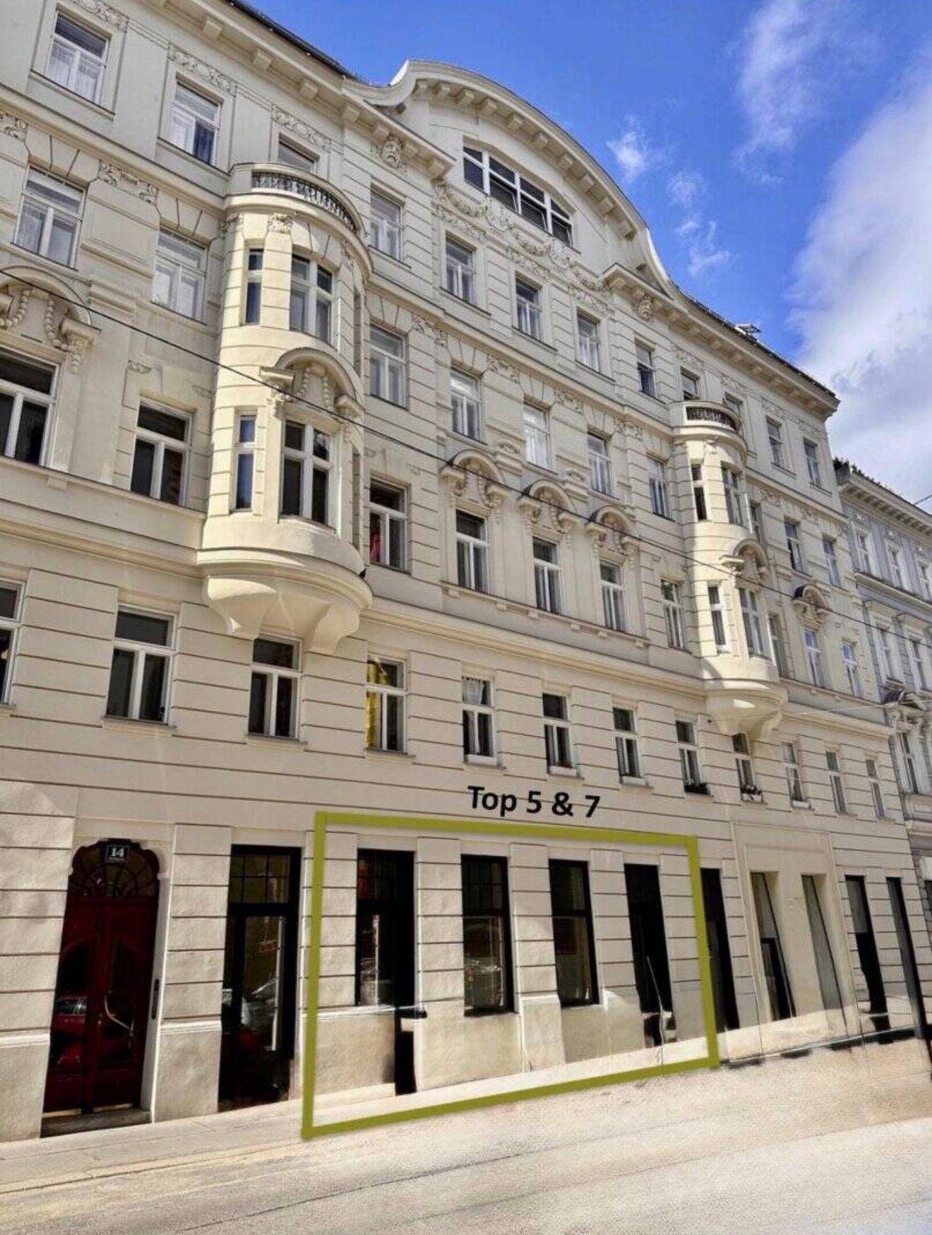 Historisches Gebäude mit eleganter Fassade und großen Fenstern, hervorgehoben sind die Geschäftsflächen.