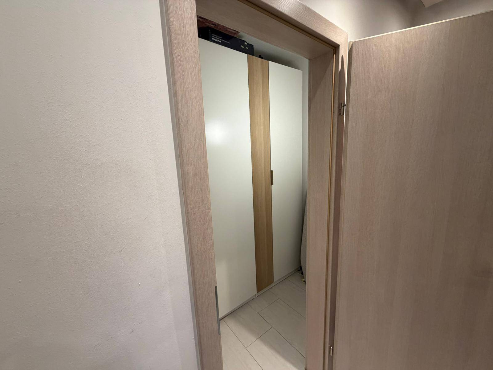 Blick in einen praktischen Abstellraum mit integrierten Schränken für zusätzlichen Stauraum.