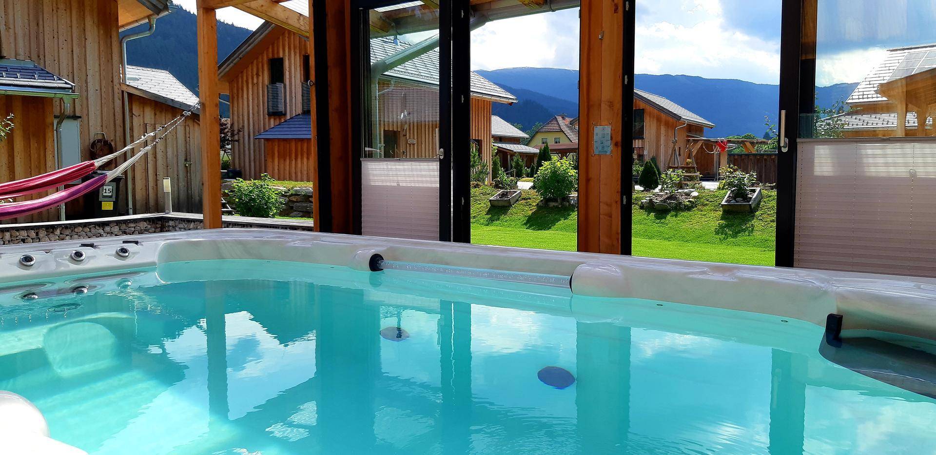 Entspannender Whirlpool im Wellnessbereich mit Panoramablick auf die Berge.