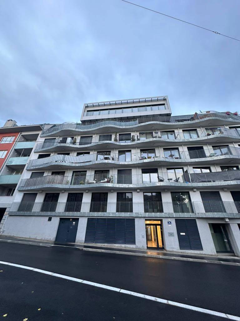 Moderne Wohnanlage mit mehreren Balkonen und einer ansprechenden Fassadengestaltung in der Stadt.