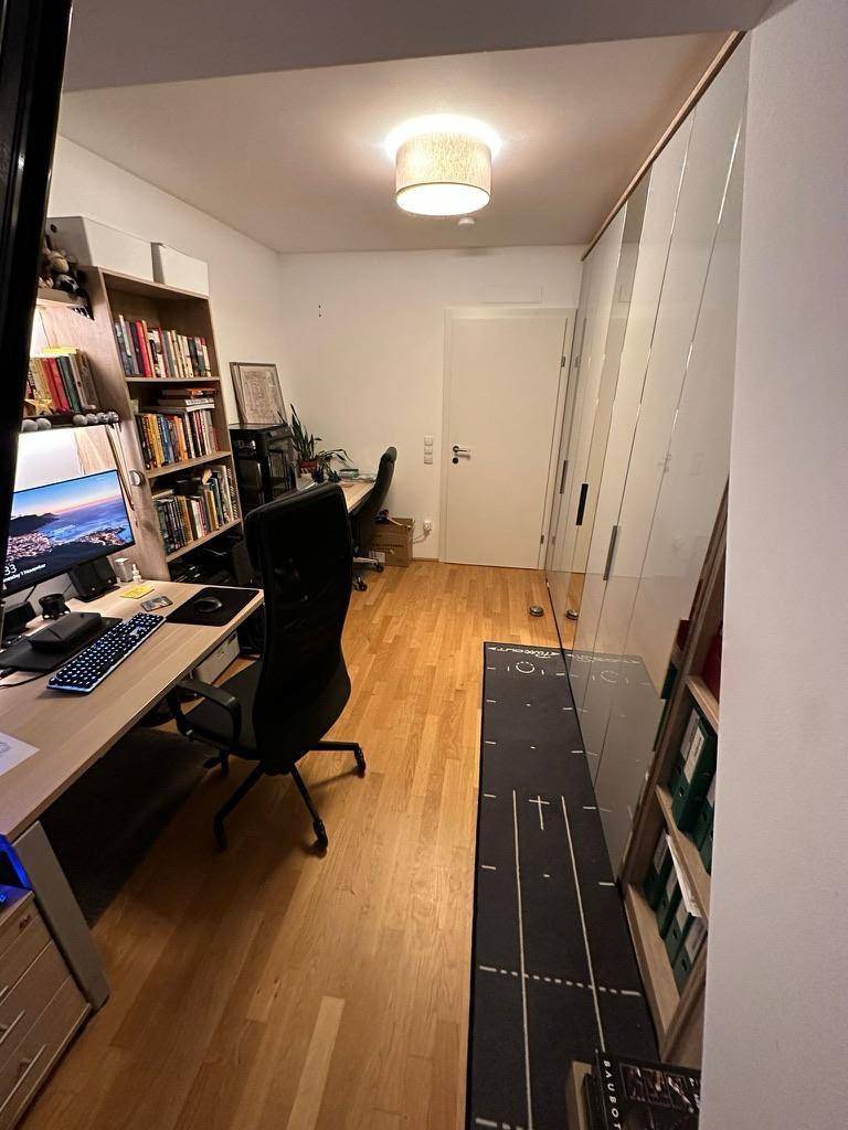 Funktionales Arbeitszimmer mit Schreibtischen, Bücherregalen und viel Stauraum durch Einbauschränke.