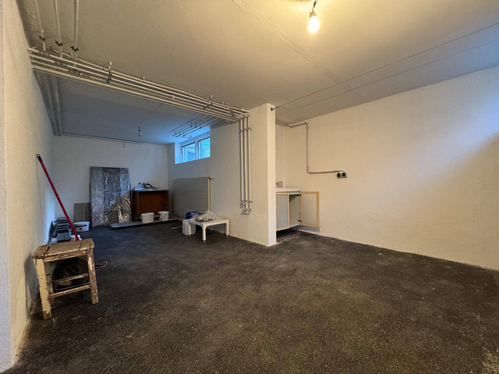 Großer Kellerraum mit viel Stauraum und sichtbaren Leitungen, funktional und praktisch.