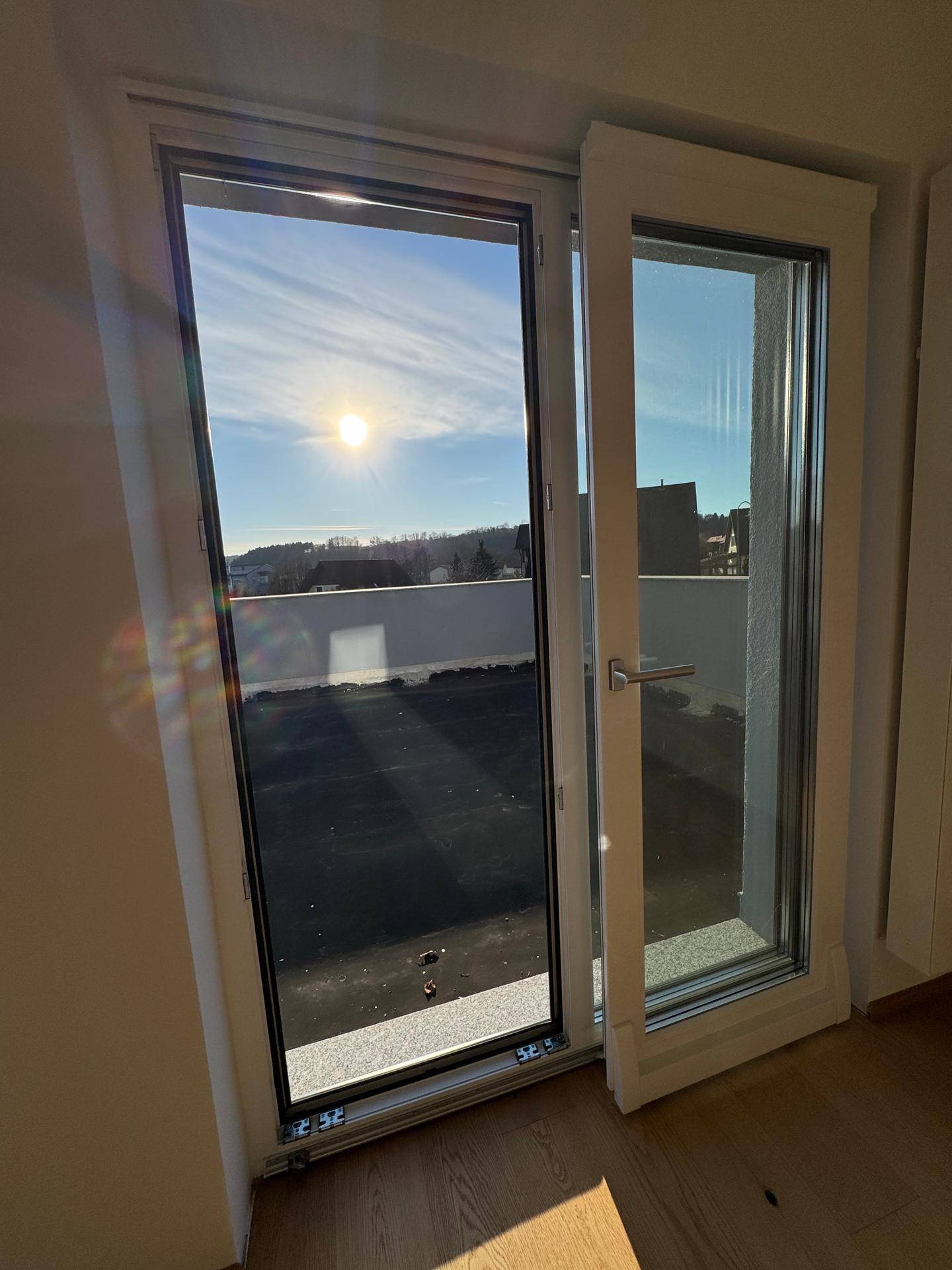Große Balkontür, die viel Tageslicht hereinlässt und einen weiten Ausblick bietet.