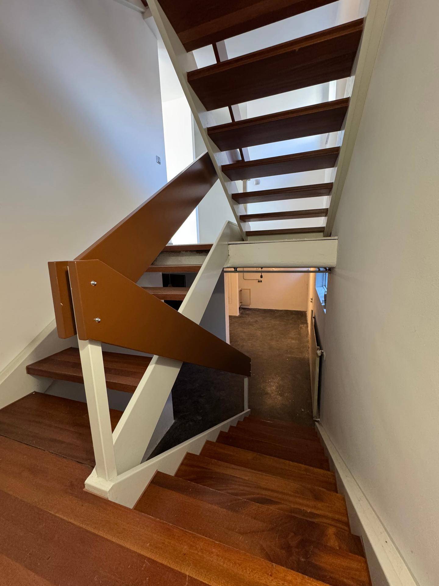 Moderne Holztreppe, die in den Kellerbereich des Hauses führt.