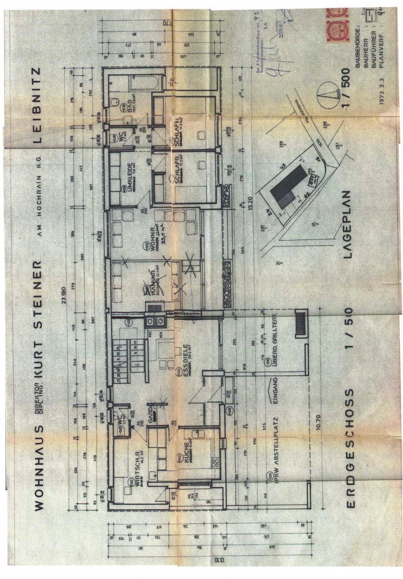 Detaillierter Grundriss des Erdgeschosses eines Wohnhauses mit offener Küche, Wohn- und Essbereich sowie Terrasse und Grillplatz.